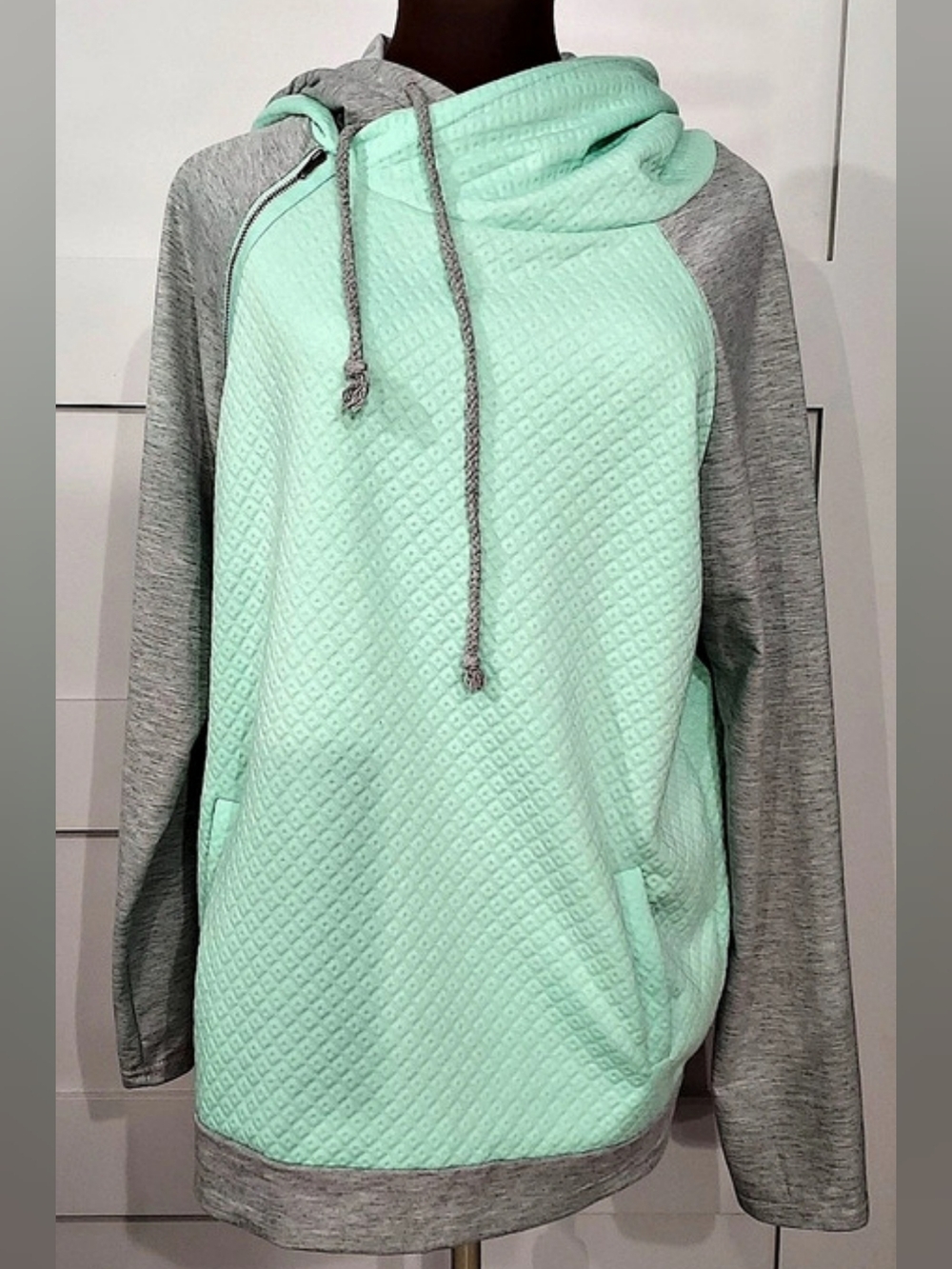 Quilted Hooded Pullover in Mint & Gray Size XL Never worn